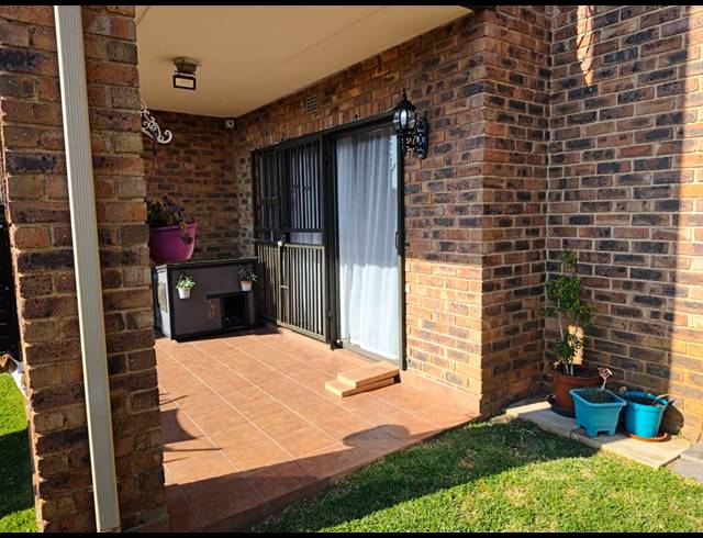 2 BEDROOM TOWNHOUSE FOR SALE IN SONNEVELD
